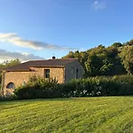 Romantic With Tuscan Valley Views *